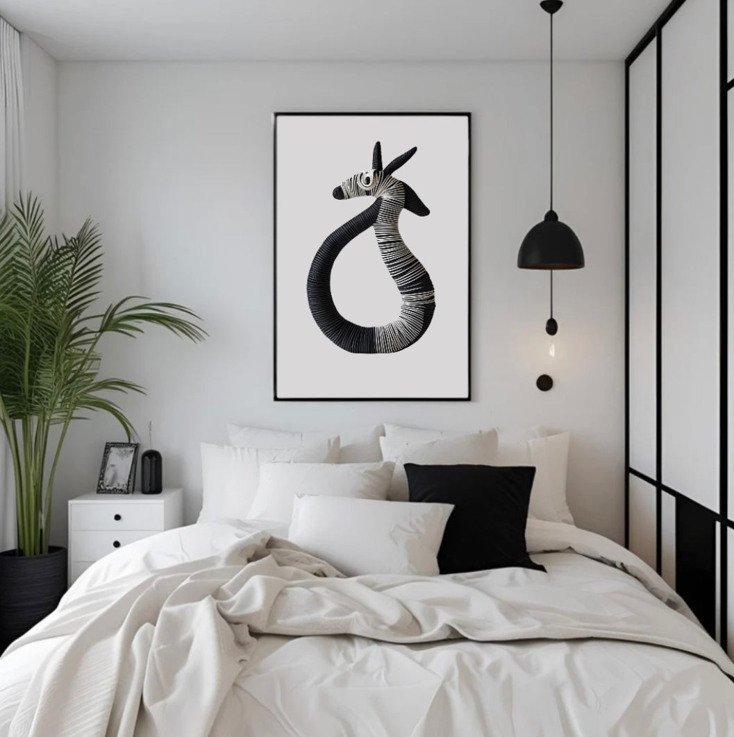 Fantastisches Doppelkopf-Tier aus Seilen als gerahmtes Schwarz-weißes Poster mit 3D-Optik über dem Bett im Schlafzimmer in schwarzem Rahmen